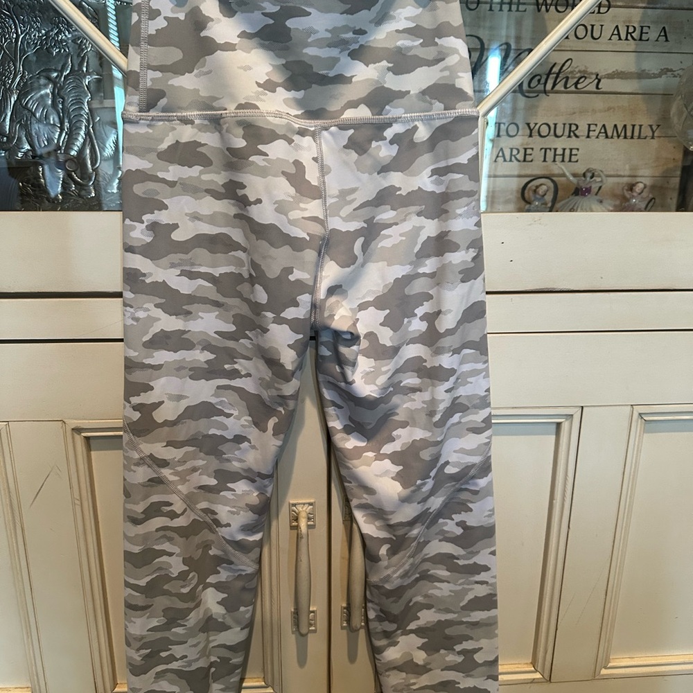Aerie light green camo leggings; great condition. Size small